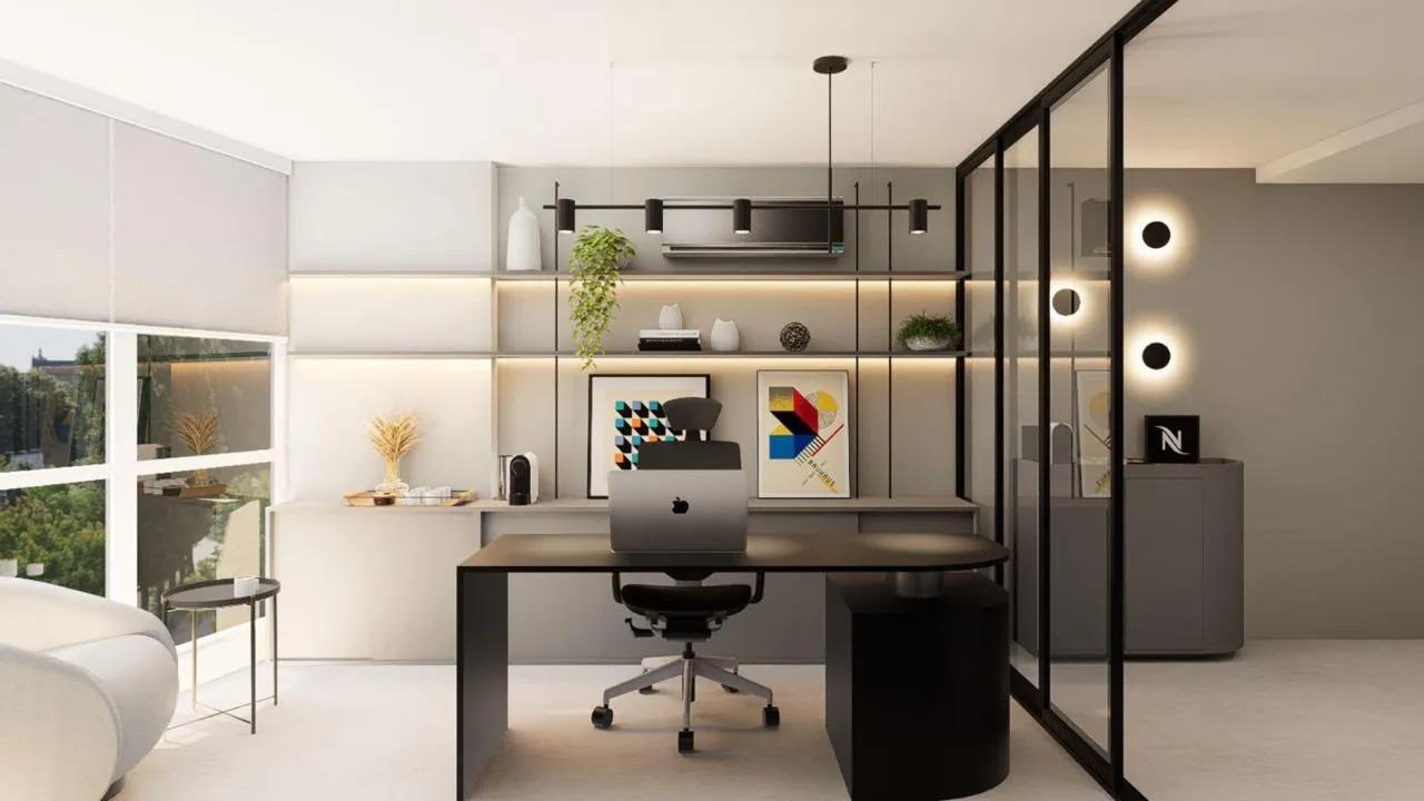 Escritório com divisória de vidro, estante iluminada e mesa de trabalho