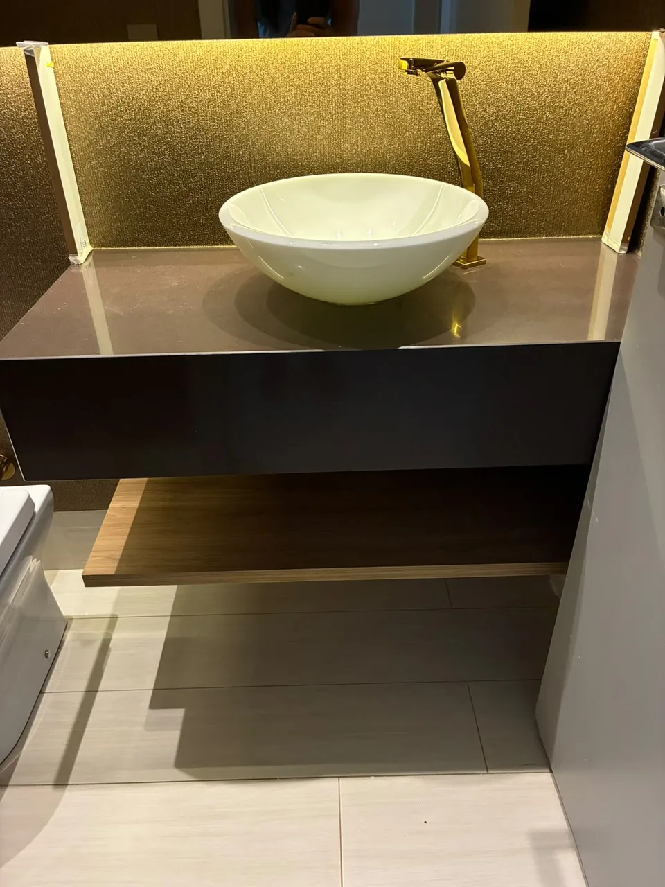 Bancada suspensa de lavabo com cuba de apoio e frontão iluminado