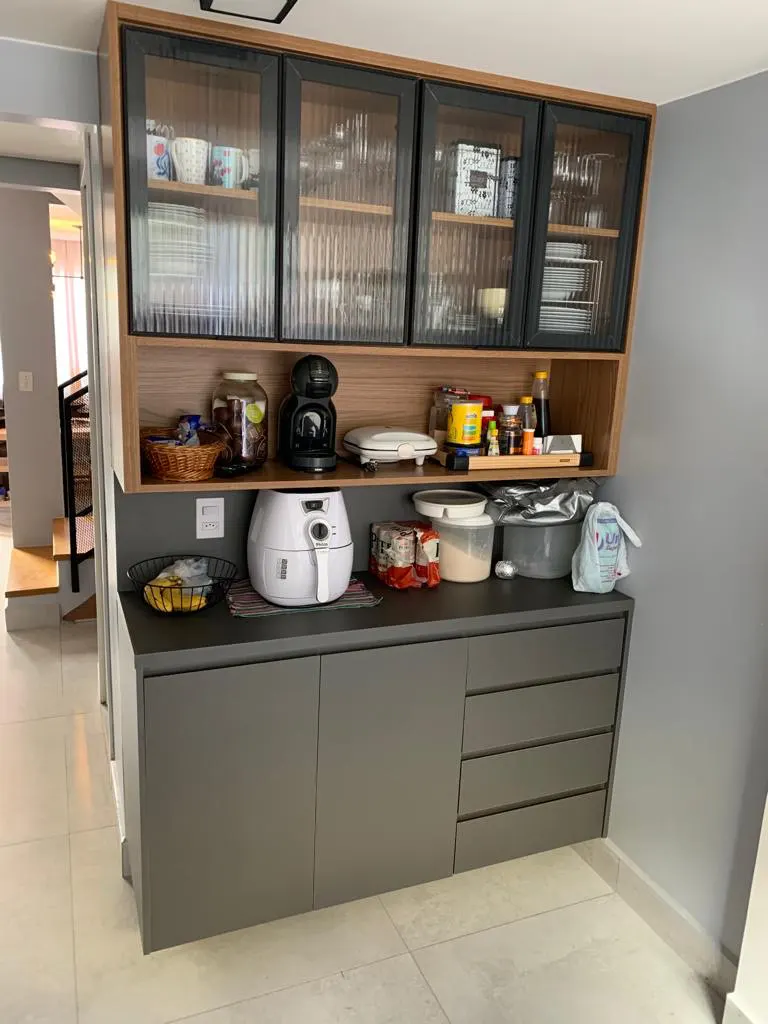 Buffet de madeira com portas de vidro e bancada para cafeteira e eletrodomésticos
